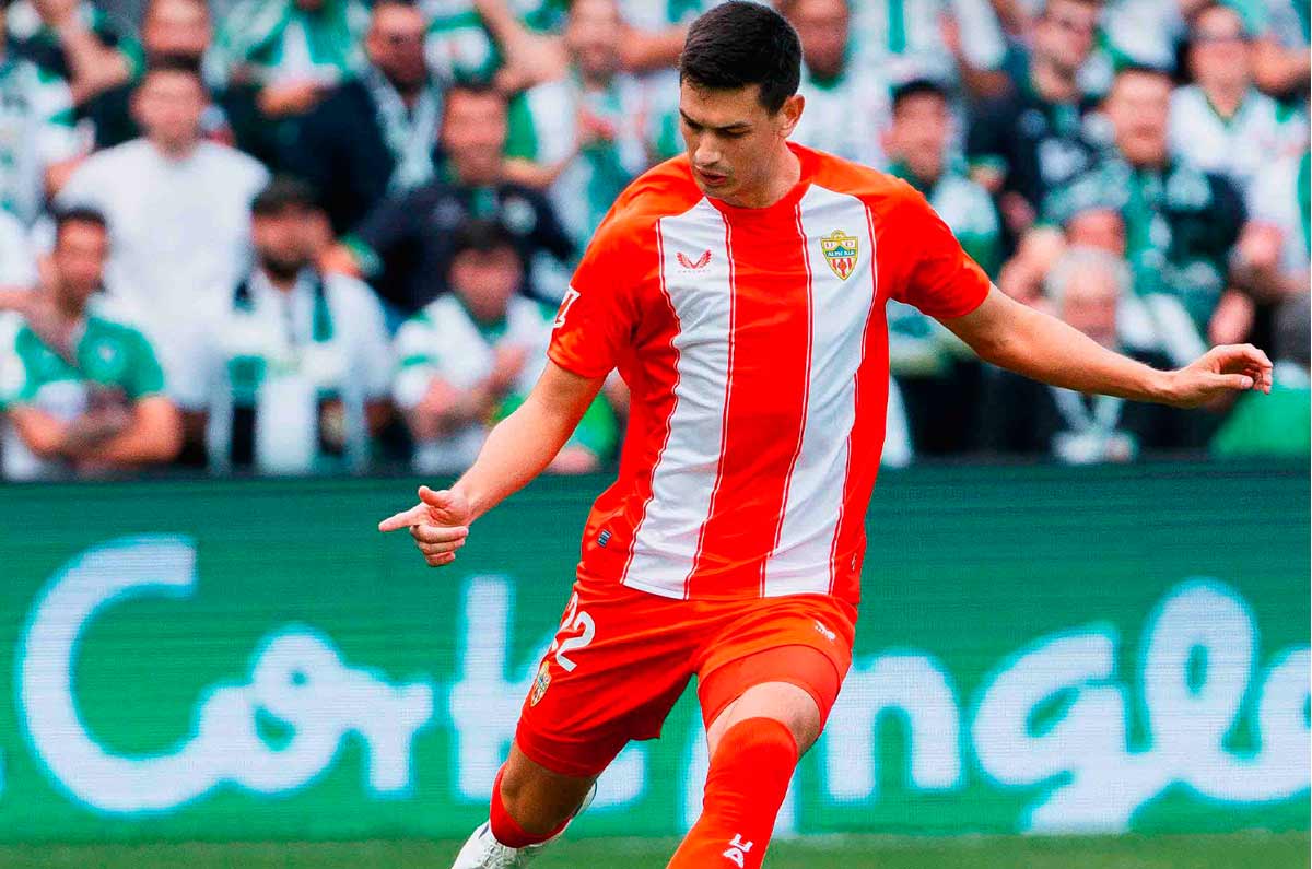 Almería le pone precio millonario a César Montes