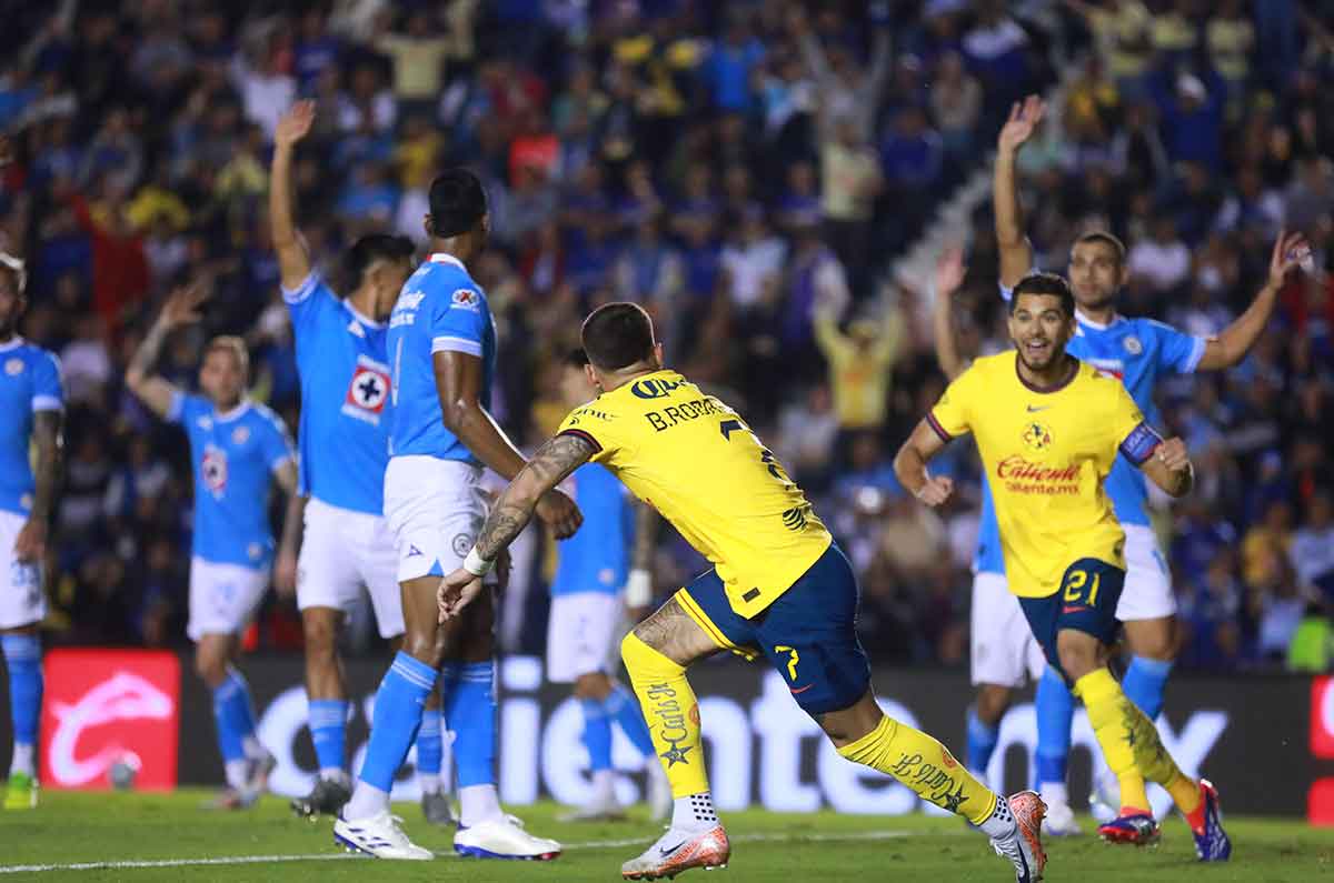 América se va al frente ante Cruz Azul con una polémica anotación ¿Fue bien señalado?