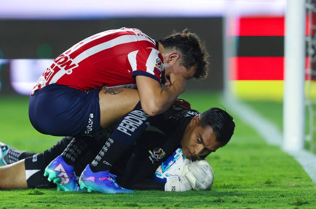 ‘Tala’ Rangel salva a Chivas tras polémico penal en contra; ¿Debió haberse señalado?