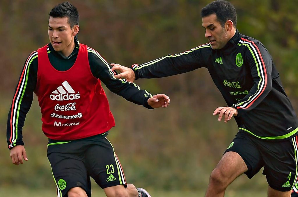 Chucky Lozano y Rafael Márquez durante una concentración de la Selección Mexicana