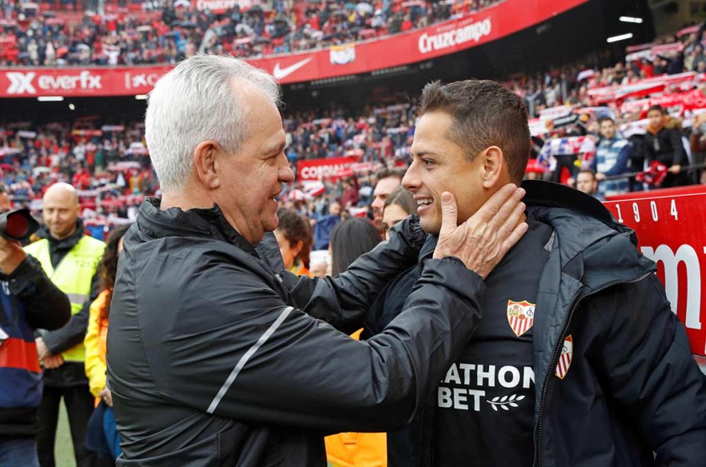 Con Javier Aguirre, Chicharito vuelve a levantar la mano