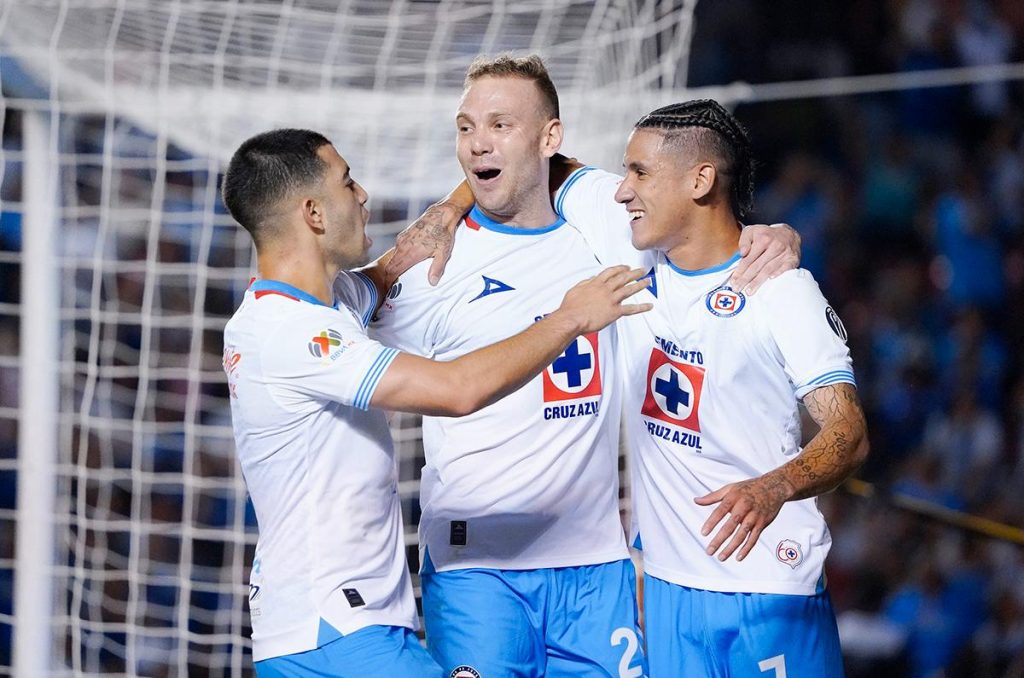 Cruz Azul protege su liderato, ¿VAR perjudicó al Querétaro con dos goles anulados?