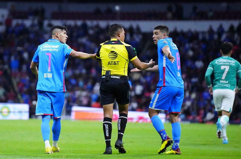 En Cruz Azul tunden a Uriel Antuna