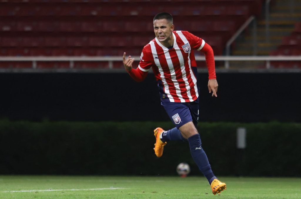 Mientras Chicharito sigue fallando, la cantera de Chivas levanta la mano