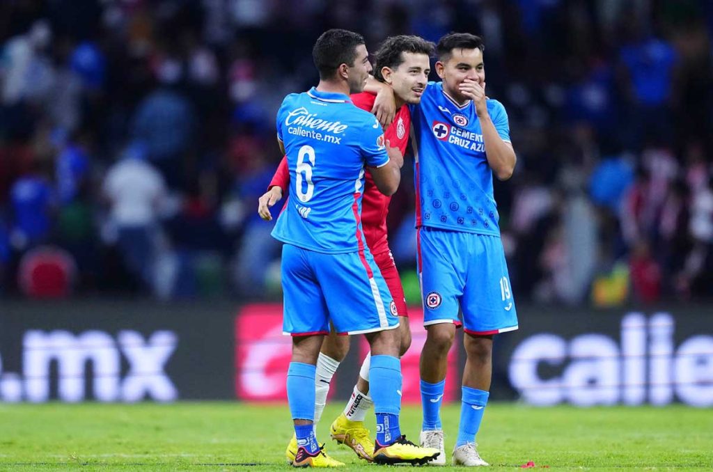 Erik Lira y Alan Mozo, dos canteranos Pumas, junto a Charly Rodríguez