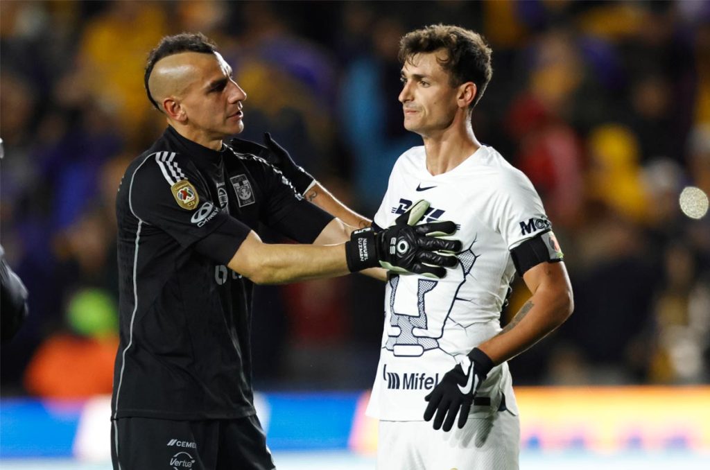 Nahuel Guzmán y Juan Ignacio Dinenno en uno de los partidos que fue otra decepción para Pumas
