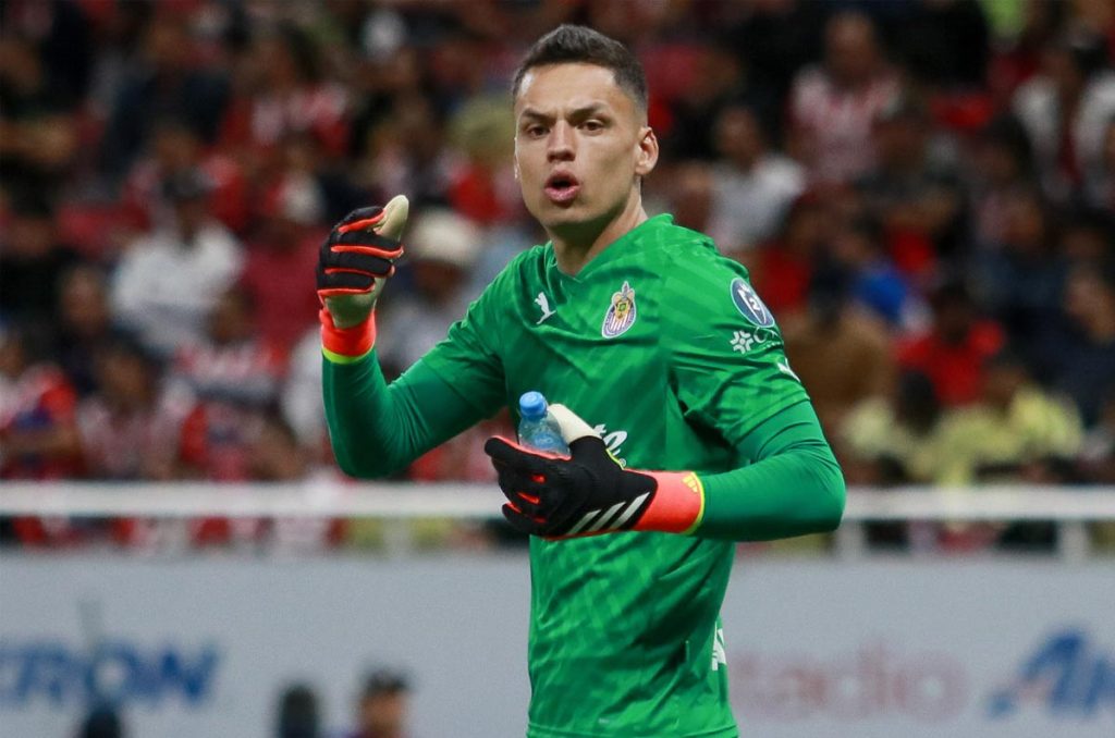 Óscar Whalley desea salir de Chivas por falta de minutos