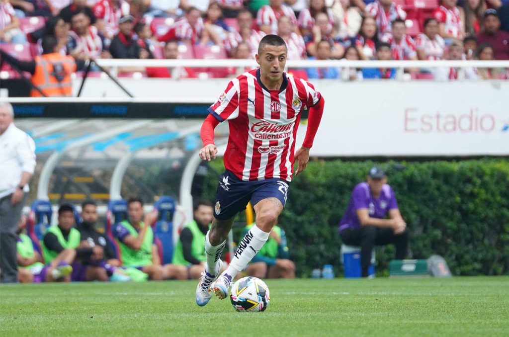 Roberto Alvarado se mantendrá en Chivas pese al interés del Flamengo