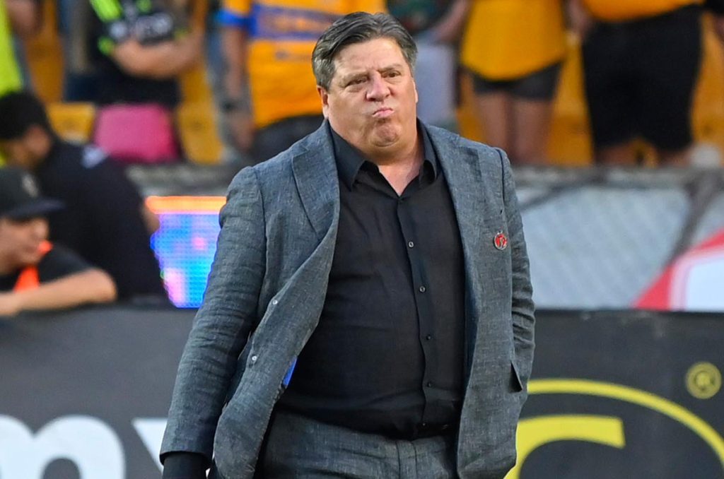 Un técnico está en la cuerda floja este Apertura 2024 y Piojo Herrera ya suena para remplazarlo