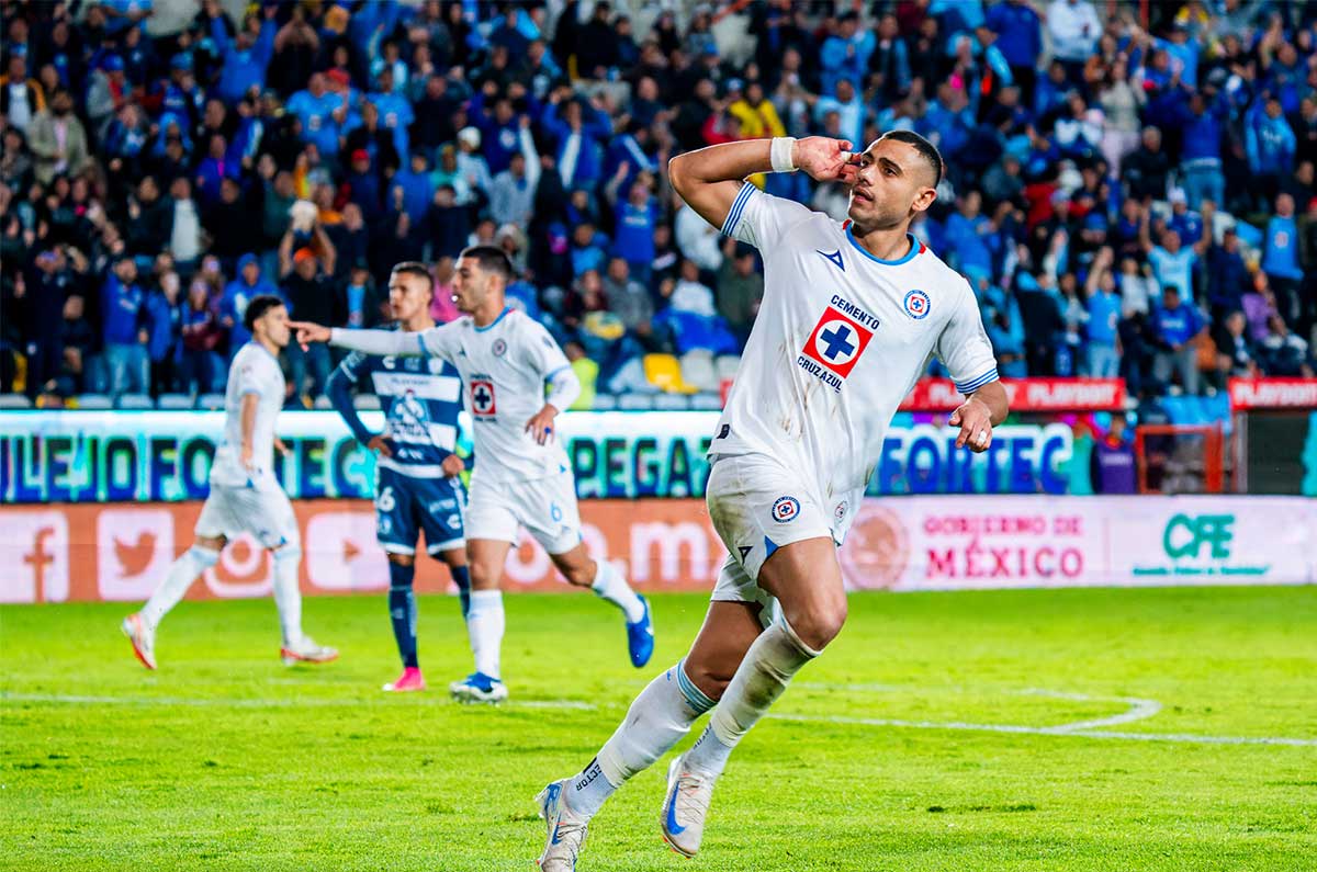 Giakoumakis en festejo de gol