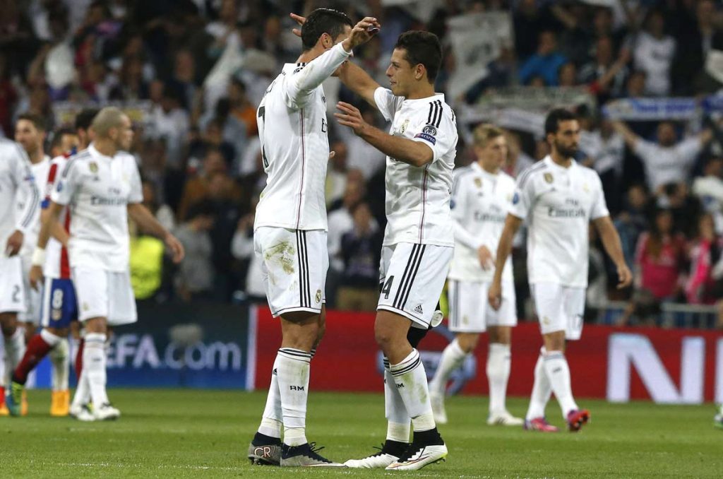 Cristiano Ronaldo y Chicharito se abrazan durante un duelo del Real Madrid
