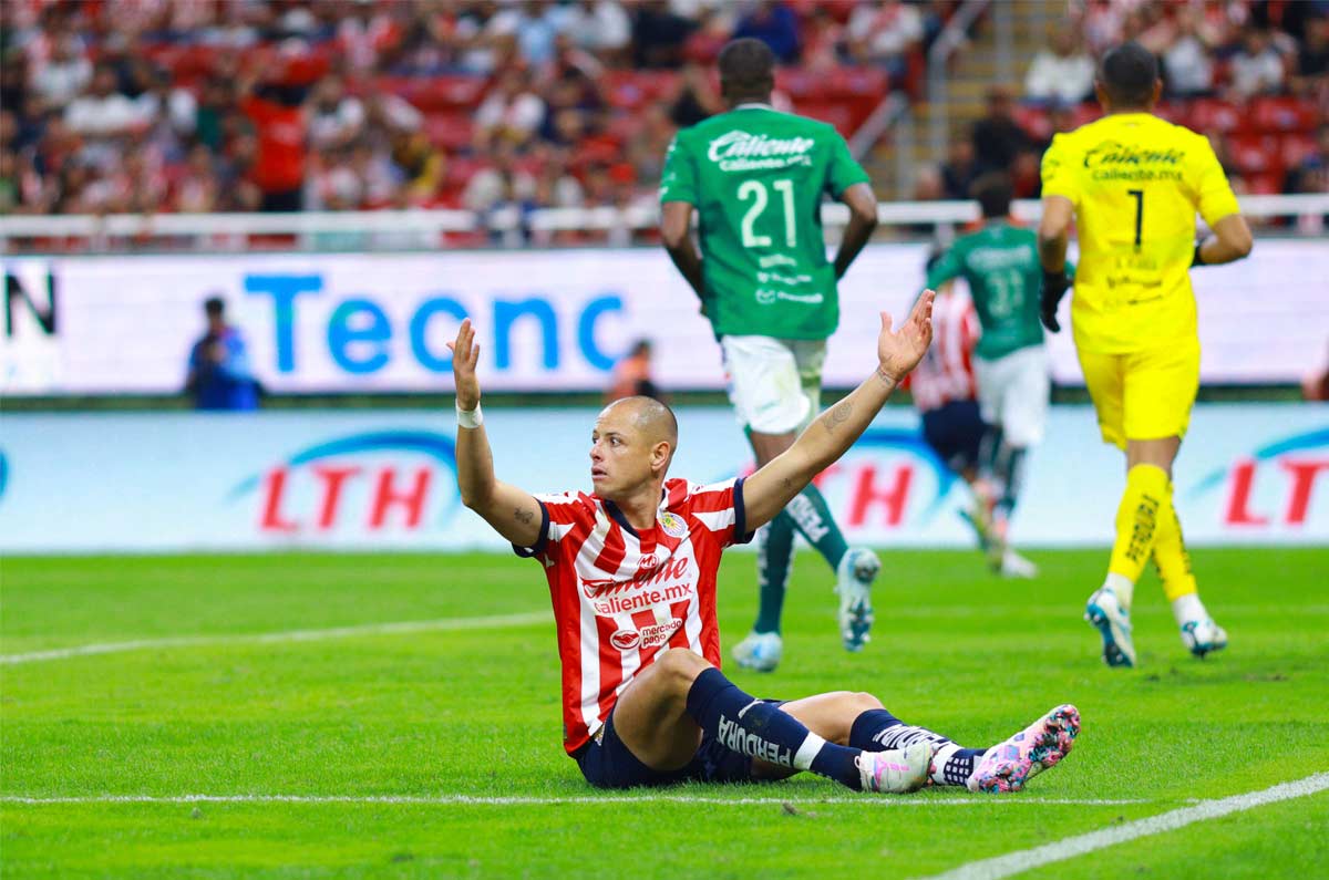 ¿Chicharito se niega a jugar como visitante en Chivas?