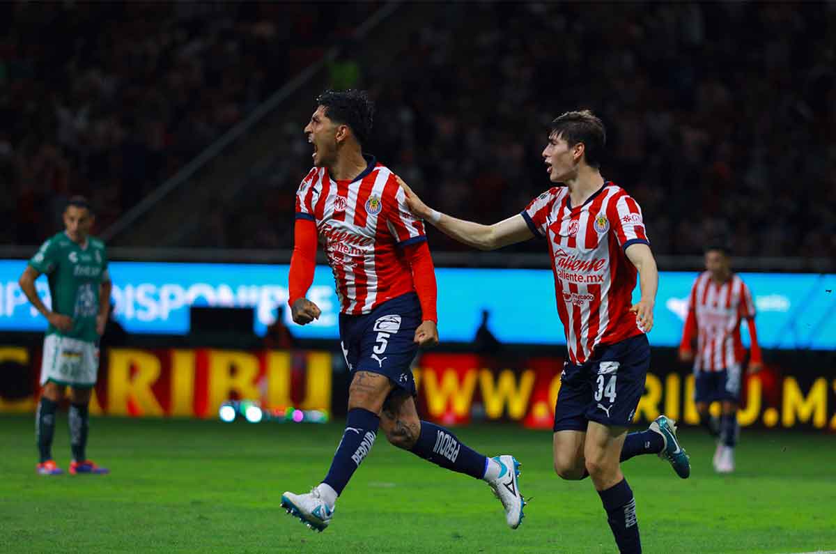 Chivas de Gago derrota a León con dos intervenciones del VAR