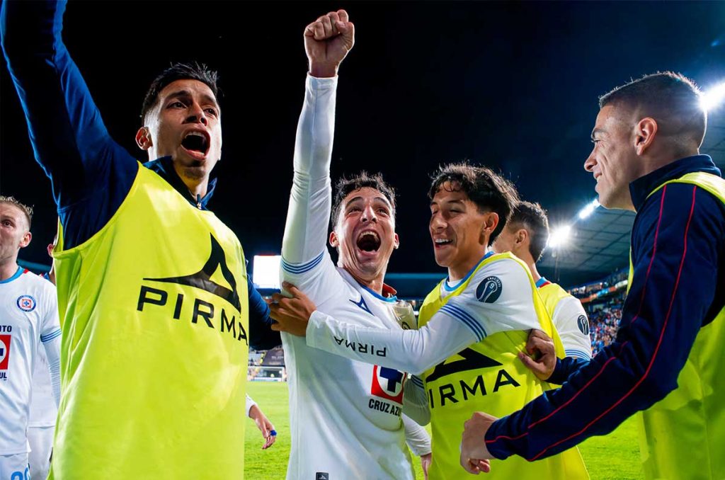 Cruz Azul viene de atrás y remonta a un Pachuca golpeado