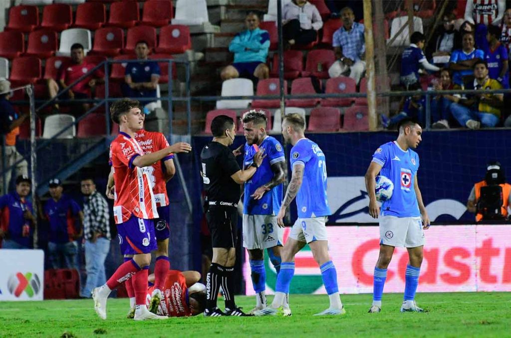 Gonzalo Piovi se fue expulsado ante el Atlético de San Luis