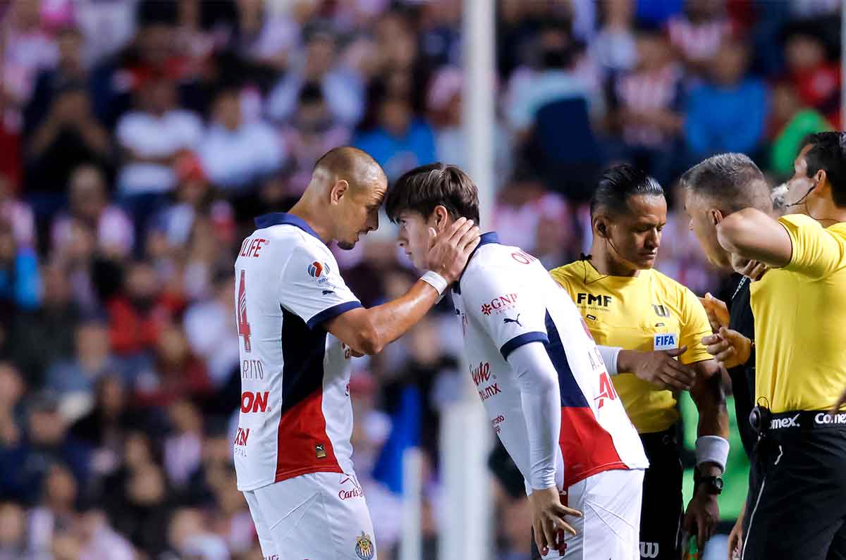 ‘Hormiga’ González con mejores números que Chicharito en Chivas