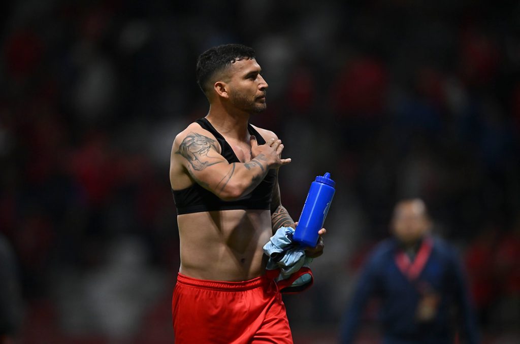 Juan Escobar sin poder jugar; se dedica a leer las cartas