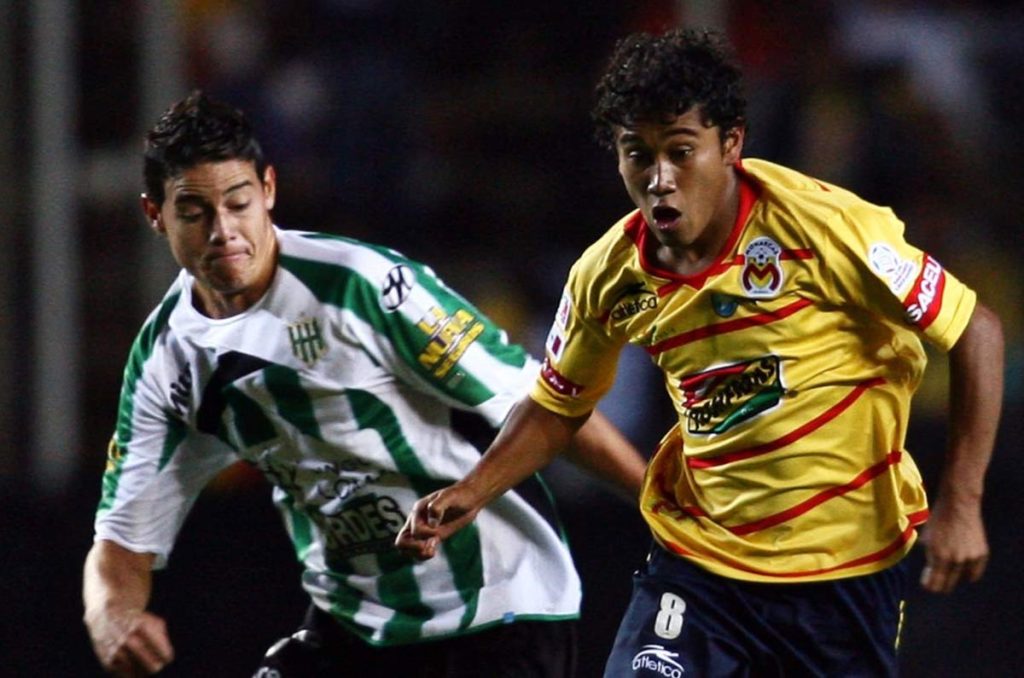 James Rodríguez y Jorge 'Kalú' Gastelum en un partido de Copa Libertadores