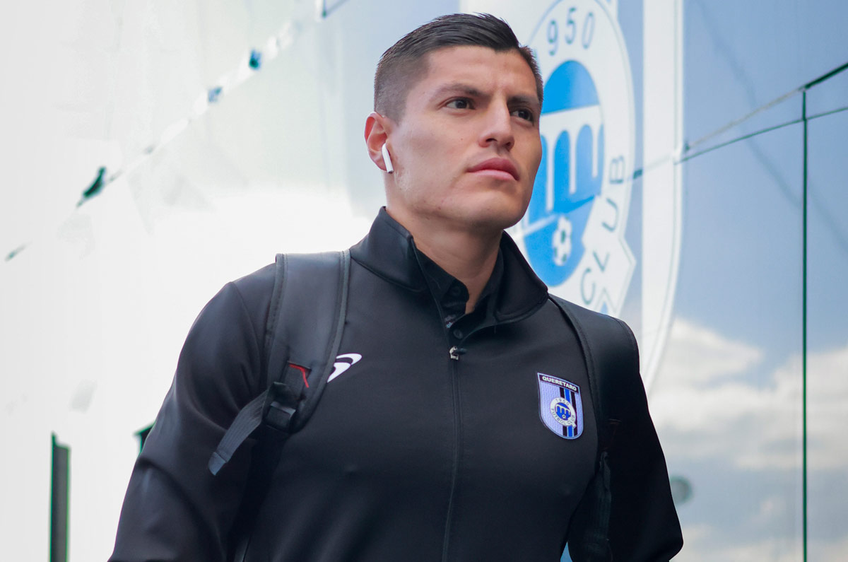 Ronaldo Cisneros. Nunca consiguió consolidarse con las Chivas de Guadalajara y parece que tampoco lo conseguirá dentro de los Gallos de Querétaro donde está a préstamo. 
