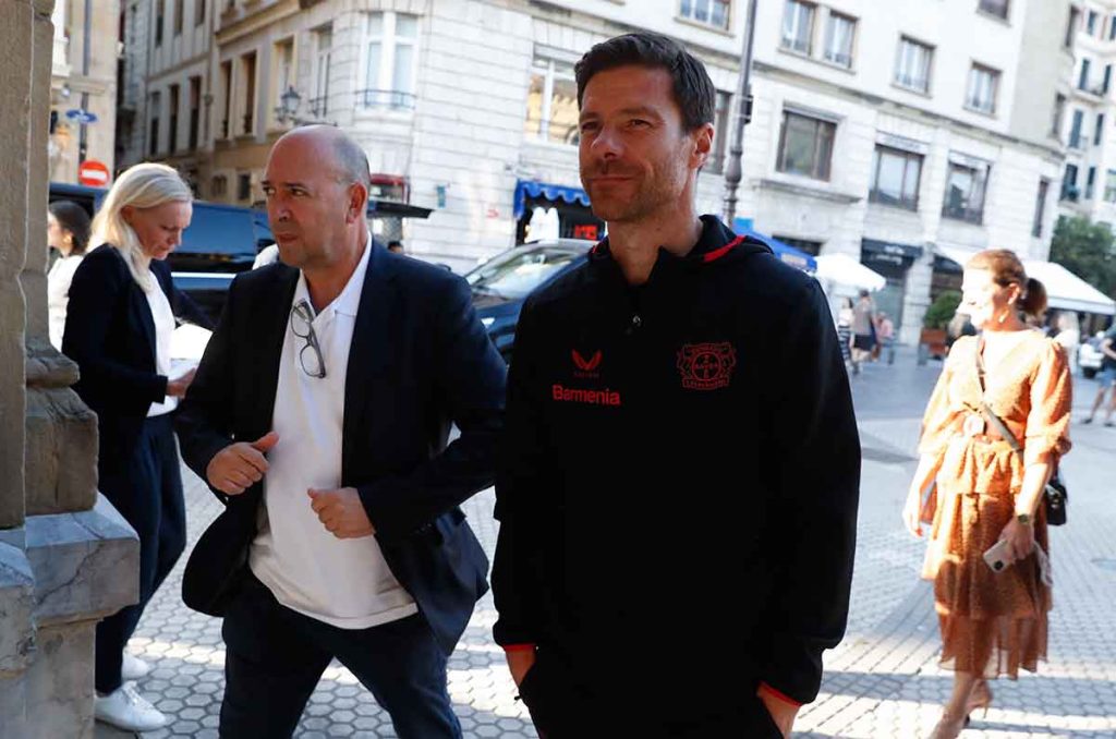 Xabi Alonso llena de elogios a Santiago Giménez “Utiliza muy bien su cuerpo, es un jugador muy completo”