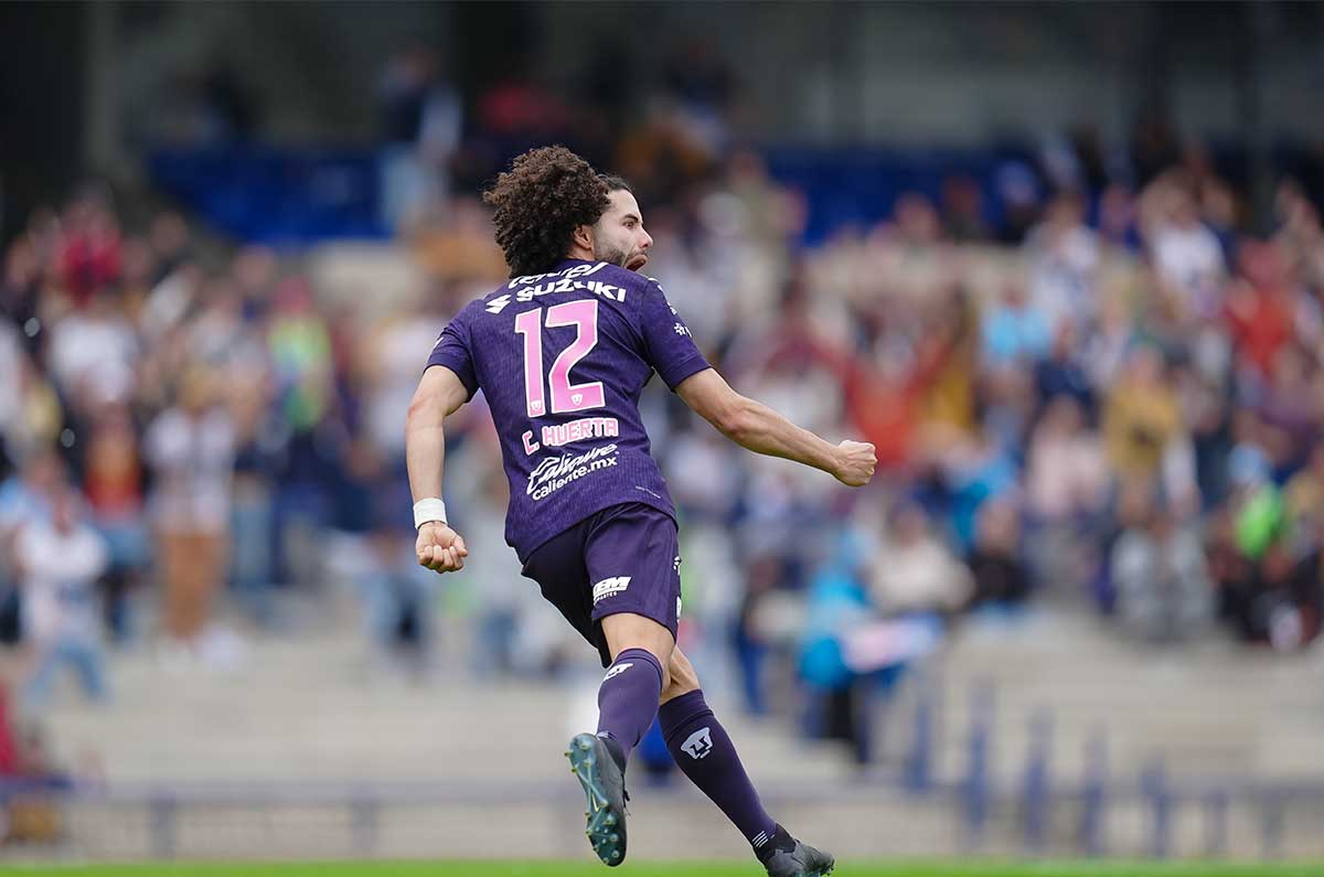 Chino Huerta en celebración de gol