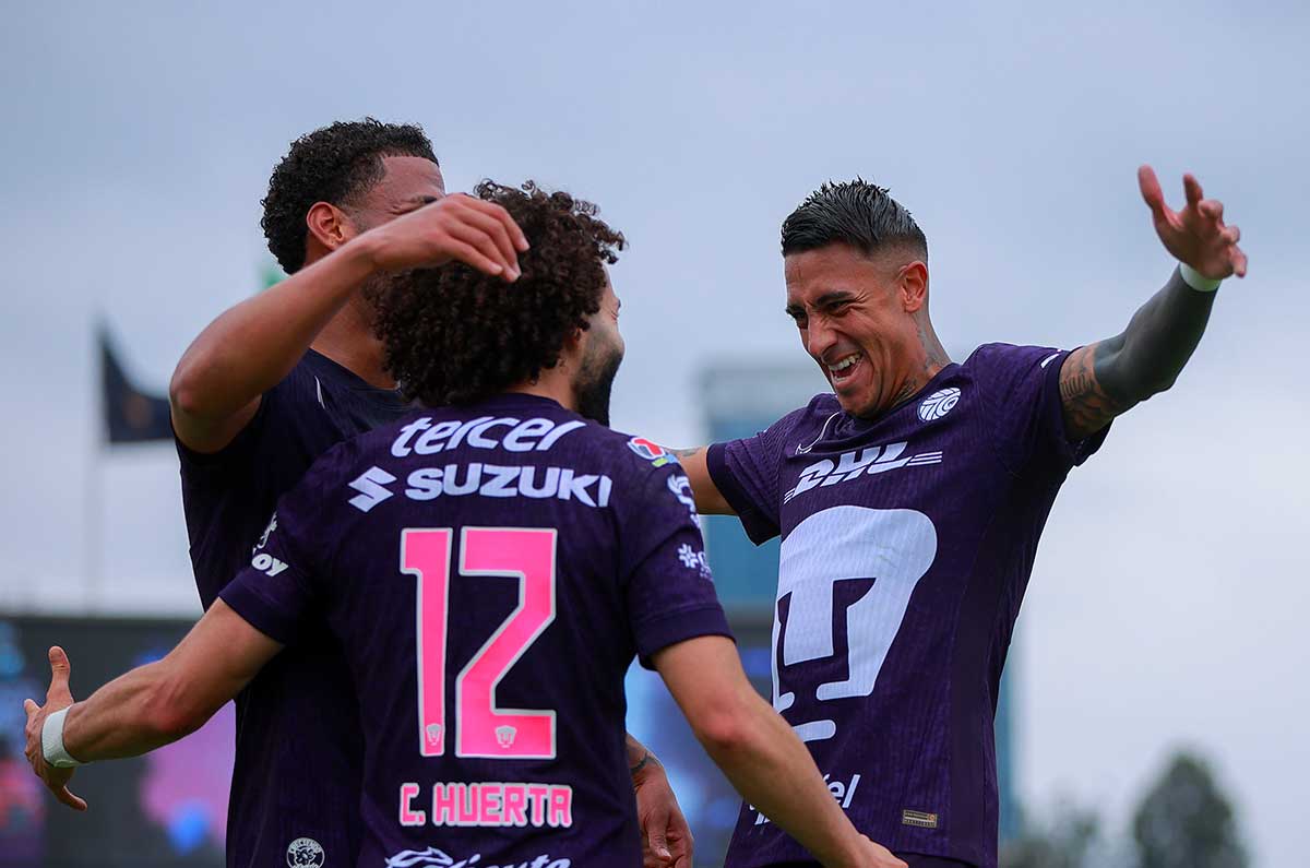 Pumas en festejo de gol