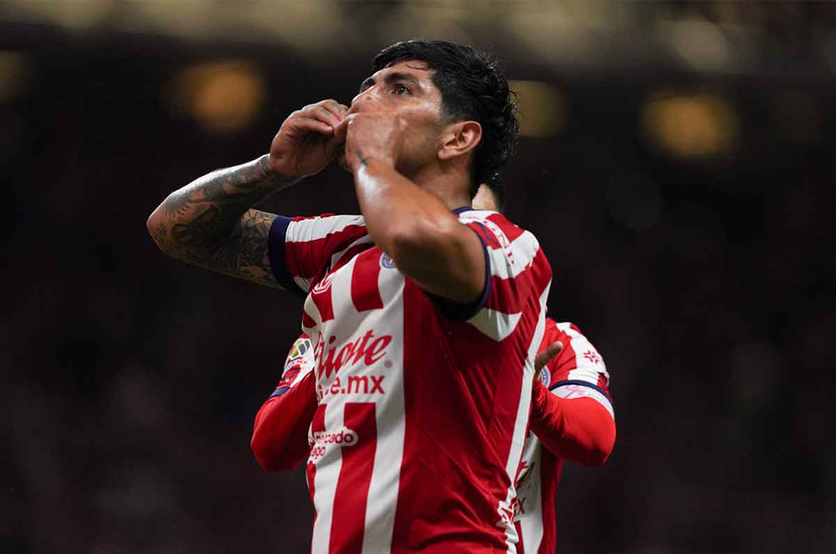 Pocho Guzmán en festejo de gol