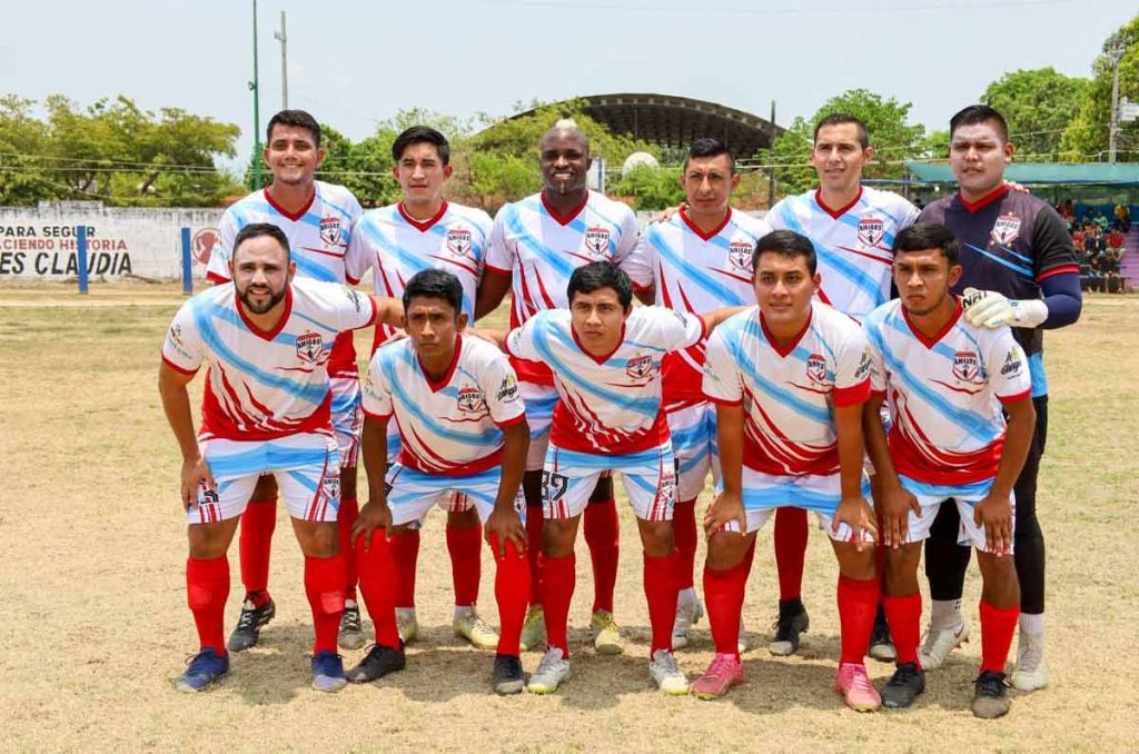 El plantel de Futbol Club Amigos en la pasada edición de la Piji Champions