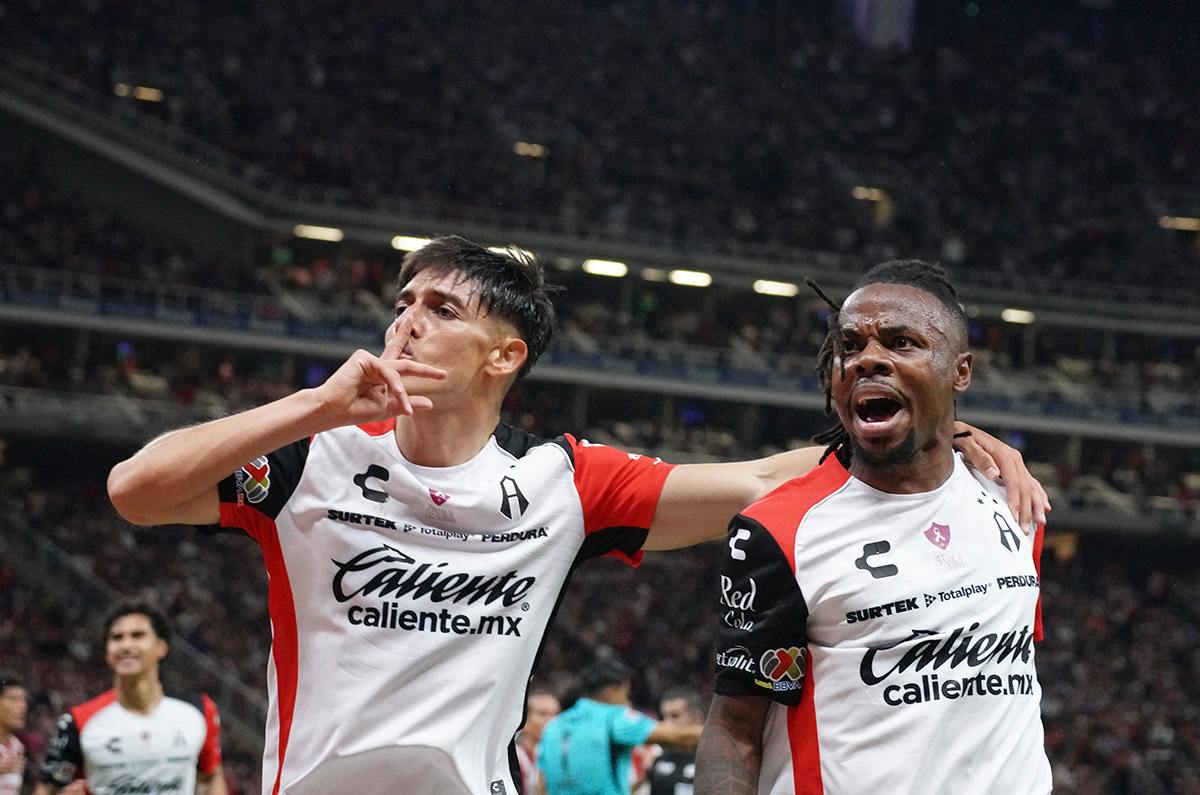 ¿Adiós Gago? Chivas sufre batacazo del Atlas en Clásico Tapatío
