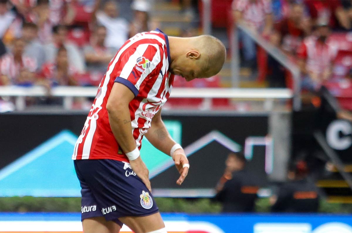 Chivas quiere renegociar contrato de Chicharito