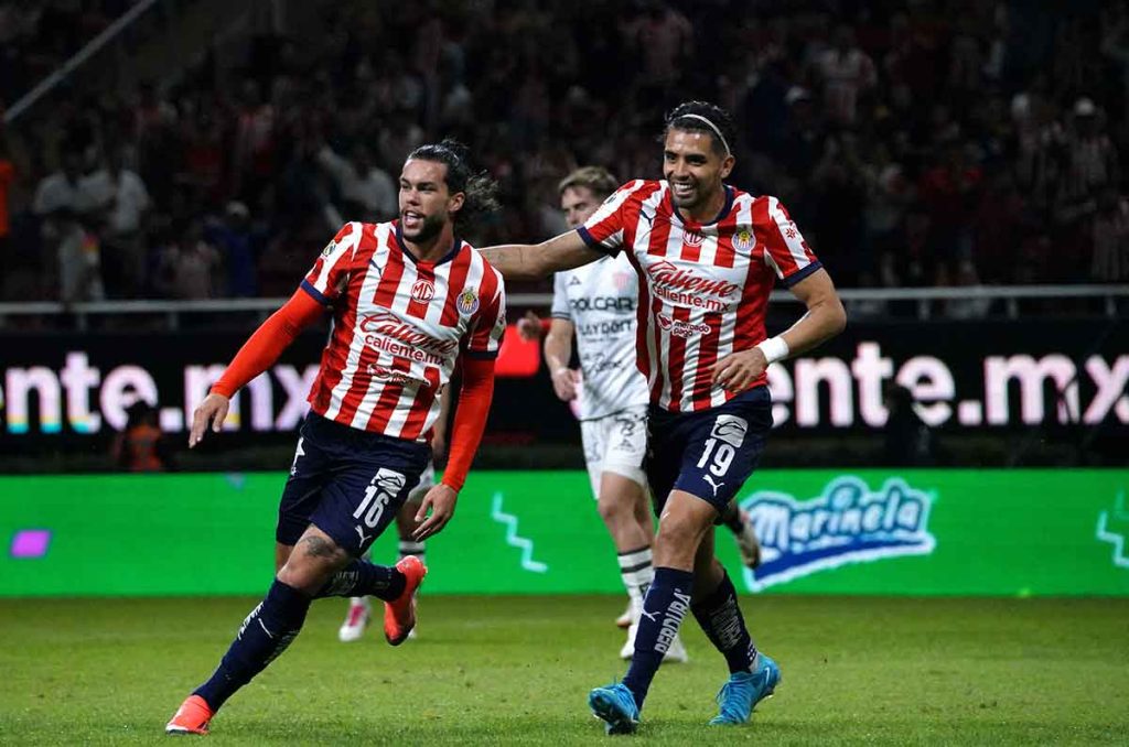 Chivas viene de atrás y remonta al Necaxa de la mano de Cade Cowell