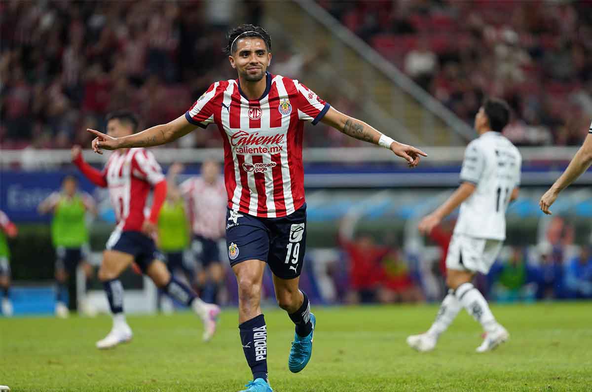 Ricardo Marín en festejo de gol