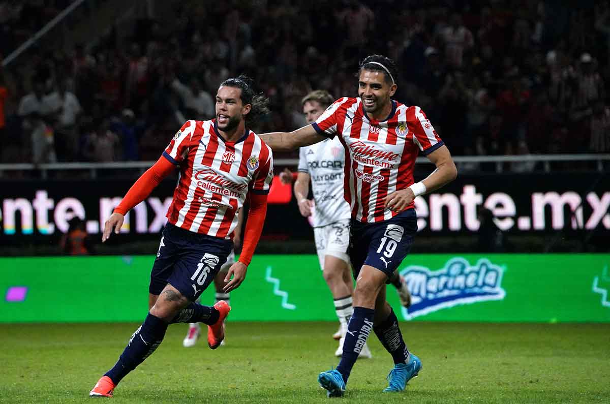 Chivas viene de atrás y remonta al Necaxa de la mano de Cade Cowell
