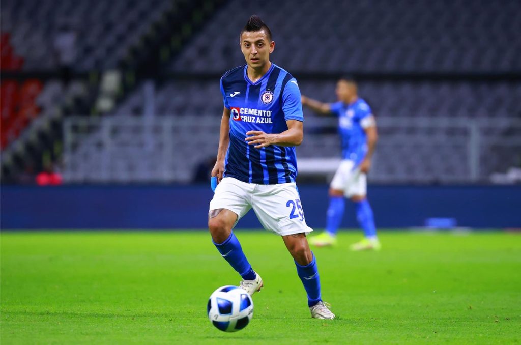 Roberto Alvarado durante su etapa como jugador de Cruz Azul
