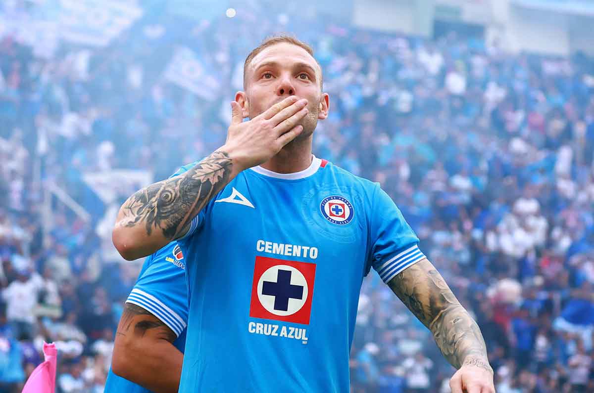 Cruz Azul sigue en plan grande y golea al Necaxa de Fentanes