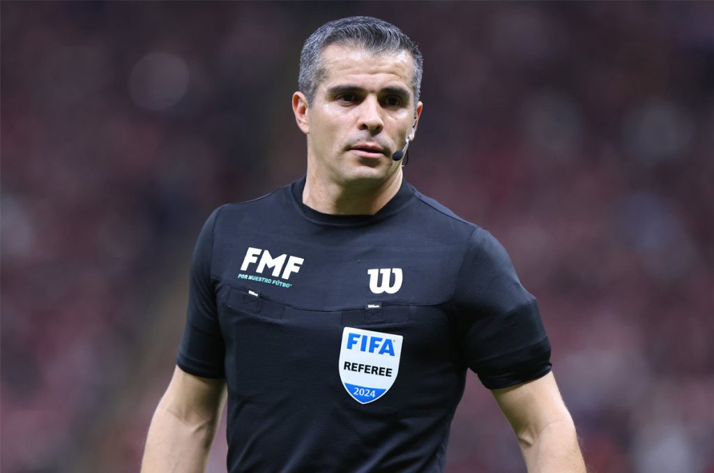 Fernando Hernández tuvo un polémico arbitraje en el Chivas vs Atlas del Apertura 2024