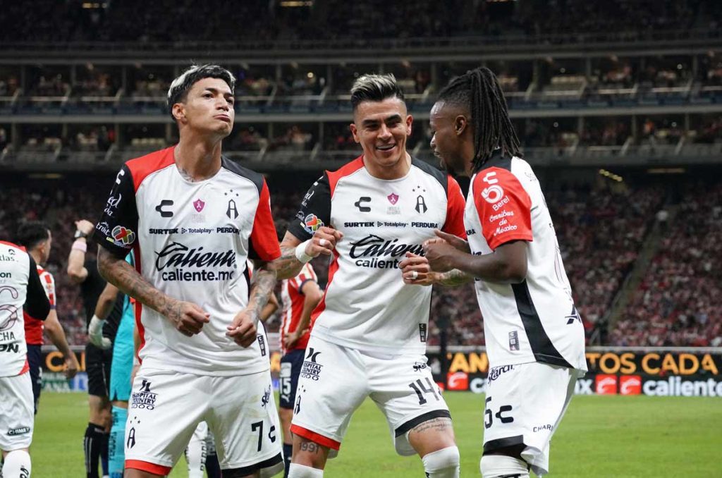 Raymundo Fulgencio, Luis Reyes y Jhon Murillo festejan un gol con el Atlas