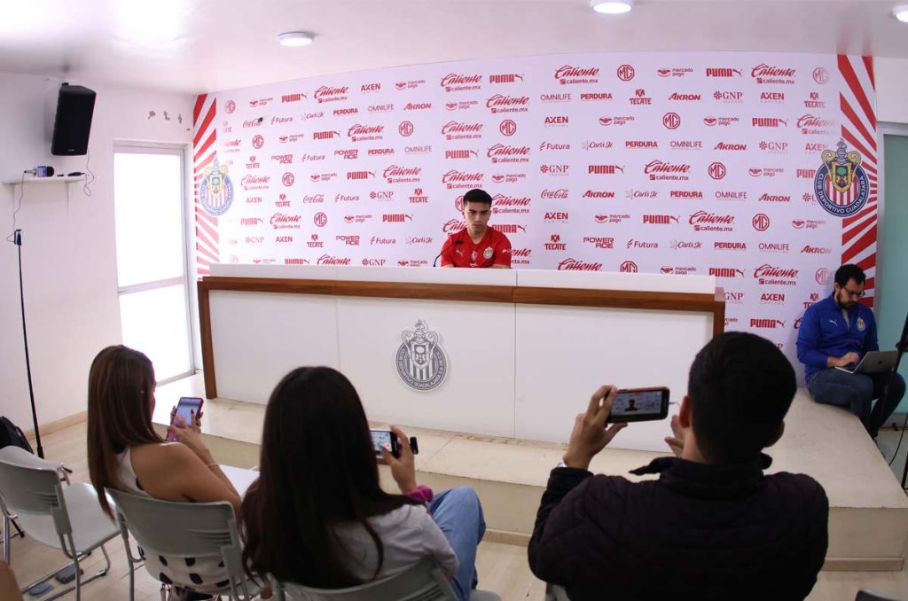 Jugadores de Chivas lanzan proyectil a la prensa, aseguran