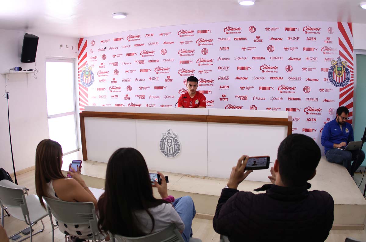 Jugadores de Chivas lanzan proyectil a la prensa, aseguran