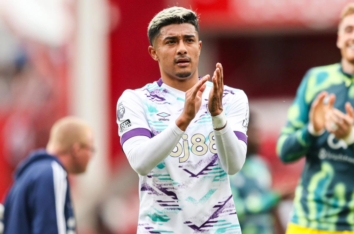 Julián Araujo es exhibido y regañado en Bournemouth