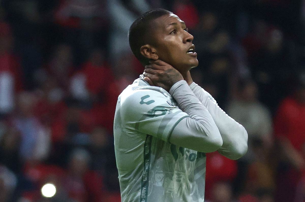 Pedro Aquino. Un mediocampista peruano sigue teniendo un valor de  3.3 millones de dólares dentro del mercado. Pero ya con 29 años tienen que comenzar a pensar en la venta de este futbolista.
