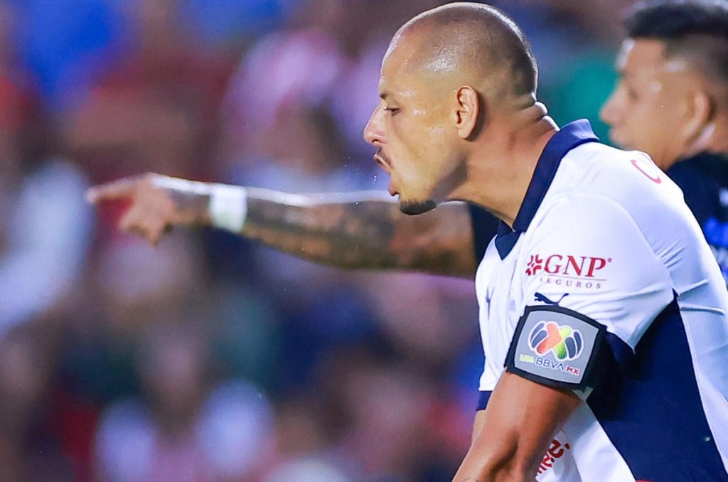 Chicharito se llevó una fuerte crítica por parte de Ricardo Peláez