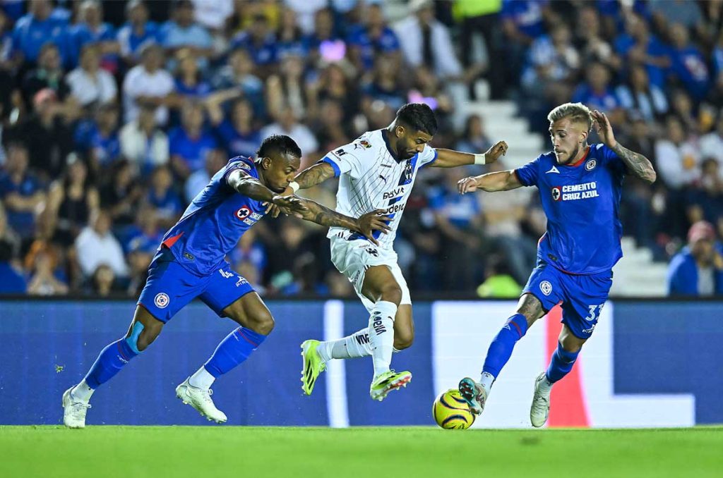 Willer Ditta y Gonzalo Piovi, dos defensas centrales en Cruz Azul que interesan en el mercado