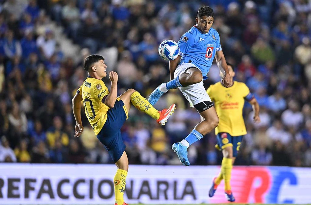 Afición de Cruz Azul calienta la previa y realiza cántico en contra del América