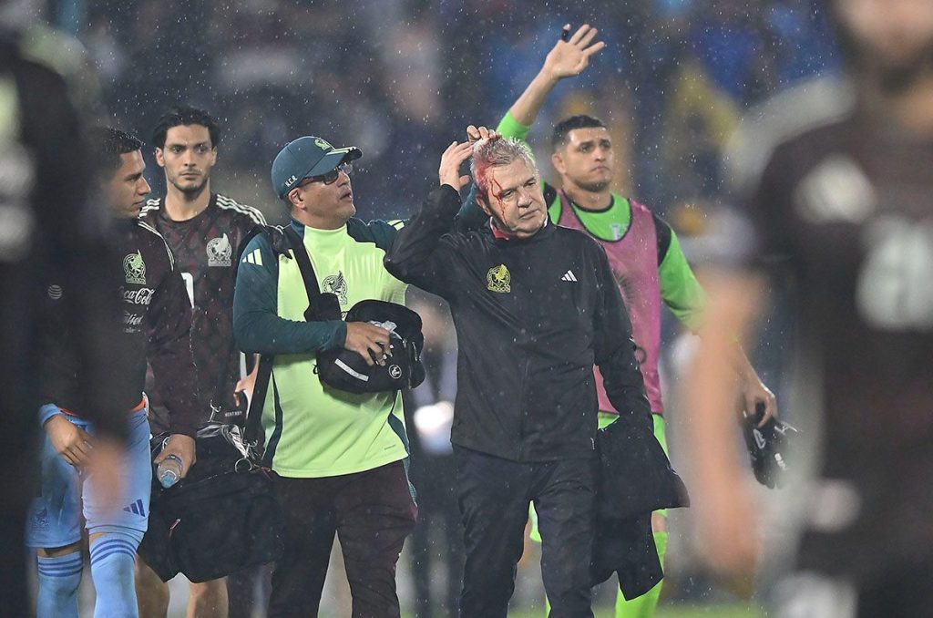 Javier Aguirre sale con grave herida en la cabeza tras derrota ante Honduras, ¿qué ocurrió?