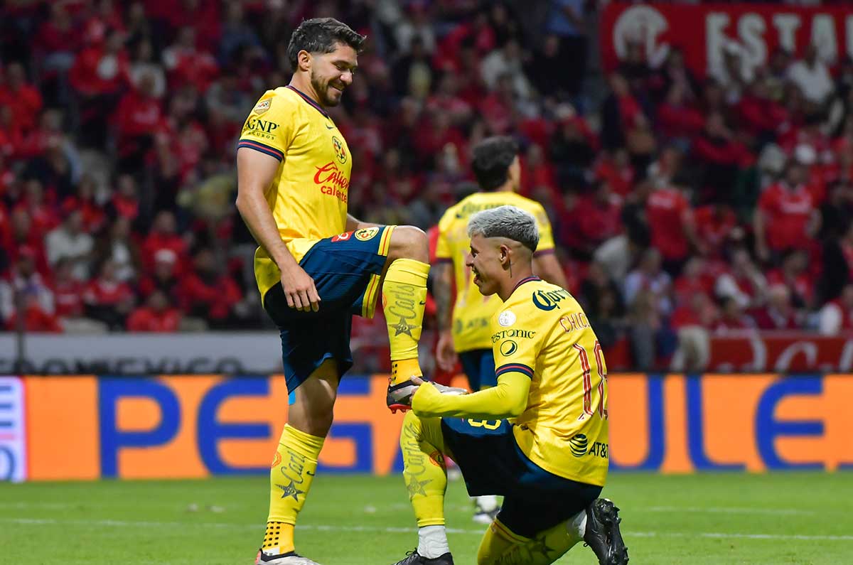 Henry Martín en festejo de gol
