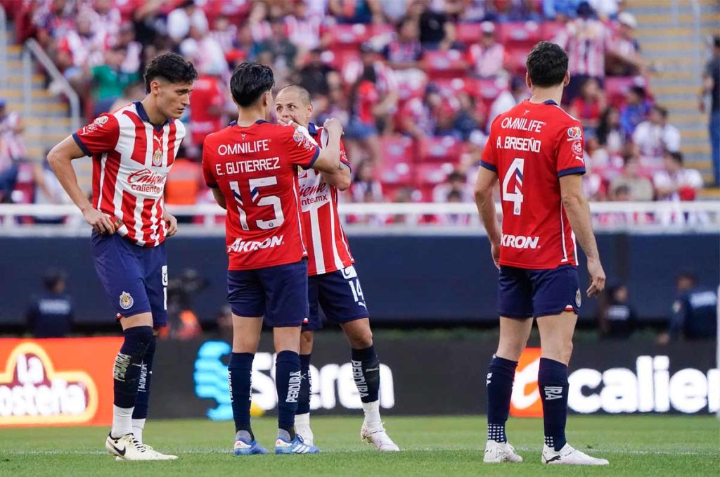 Chivas espanta pretendientes por altos salarios de sus futbolistas