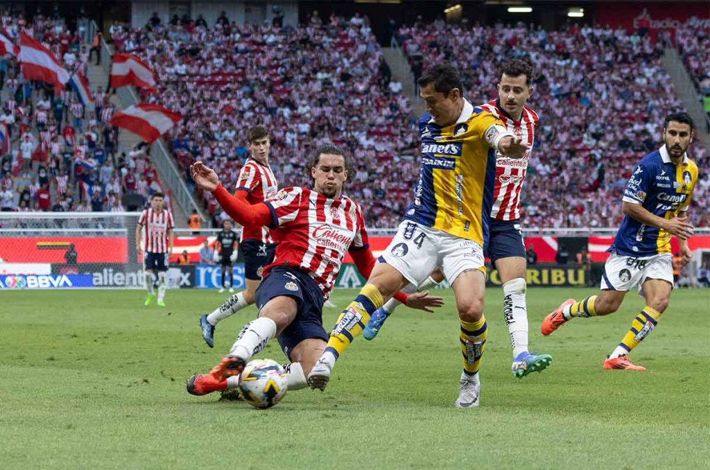 Chivas sufre campana ante San Luis y tendrá que jugar dos partidos de Play In