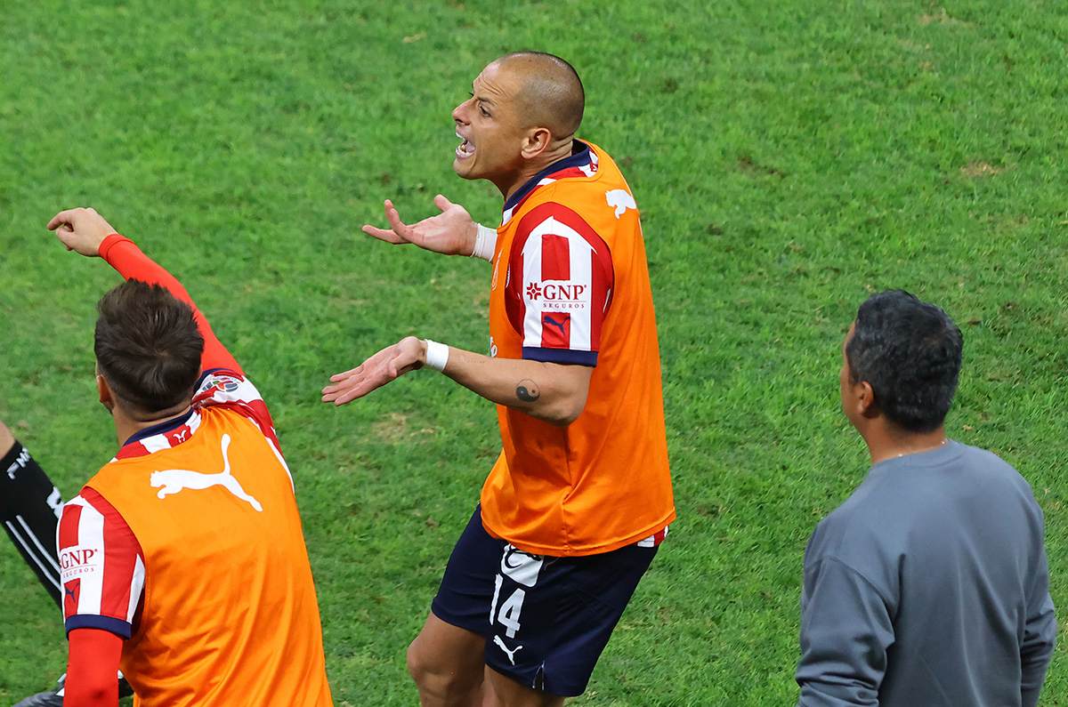 Chicharito advirtió del arbitraje en la previa del Chivas vs Atlas; expulsado y penal en contra de último minuto