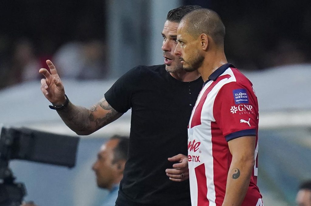 Fernando Gago y Chicharito durante su paso en conjunto por las Chivas de Guadalajara